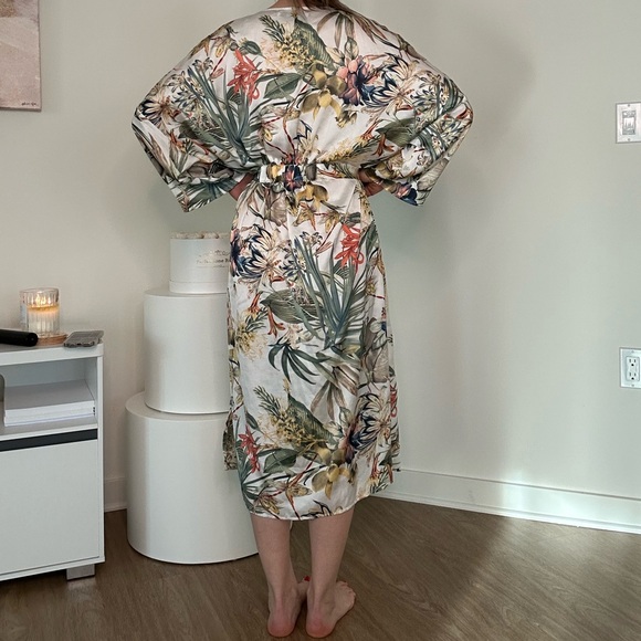 Perfect as a pool pareo, beach cover-up, or luxurious lounge robe. - Picture 7 of 10